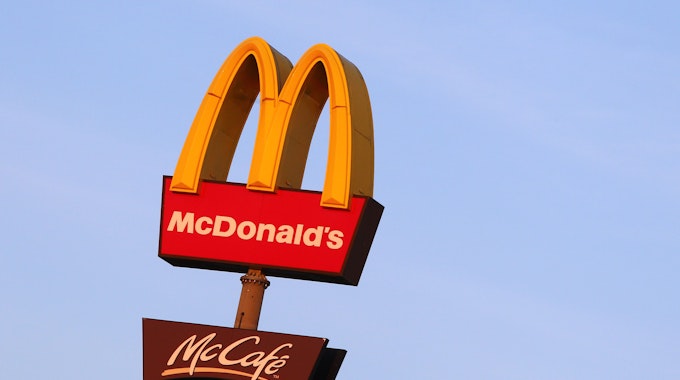 Ein McDonald's Logo, aufgenommen vor einer Filiale bei Feuchtwangen.