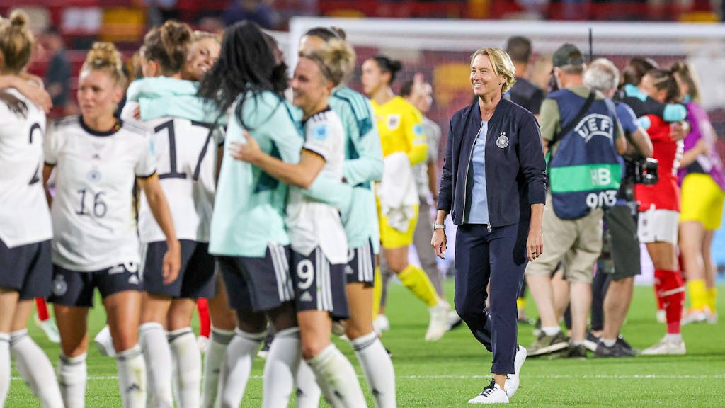 Martina Voss-Tecklenburg blickt stolz auf die Jubel-Traube der DFB-Frauen nach dem Einzug ins Halbfinale der EM