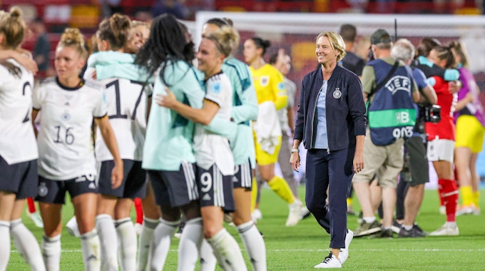 Martina Voss-Tecklenburg blickt stolz auf die Jubel-Traube der DFB-Frauen nach dem Einzug ins Halbfinale der EM