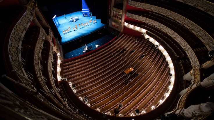 Ensemblemitglieder agieren während einer Probe des Märchenballetts „Cinderella“ im Nationaltheater auf der Bühne.
