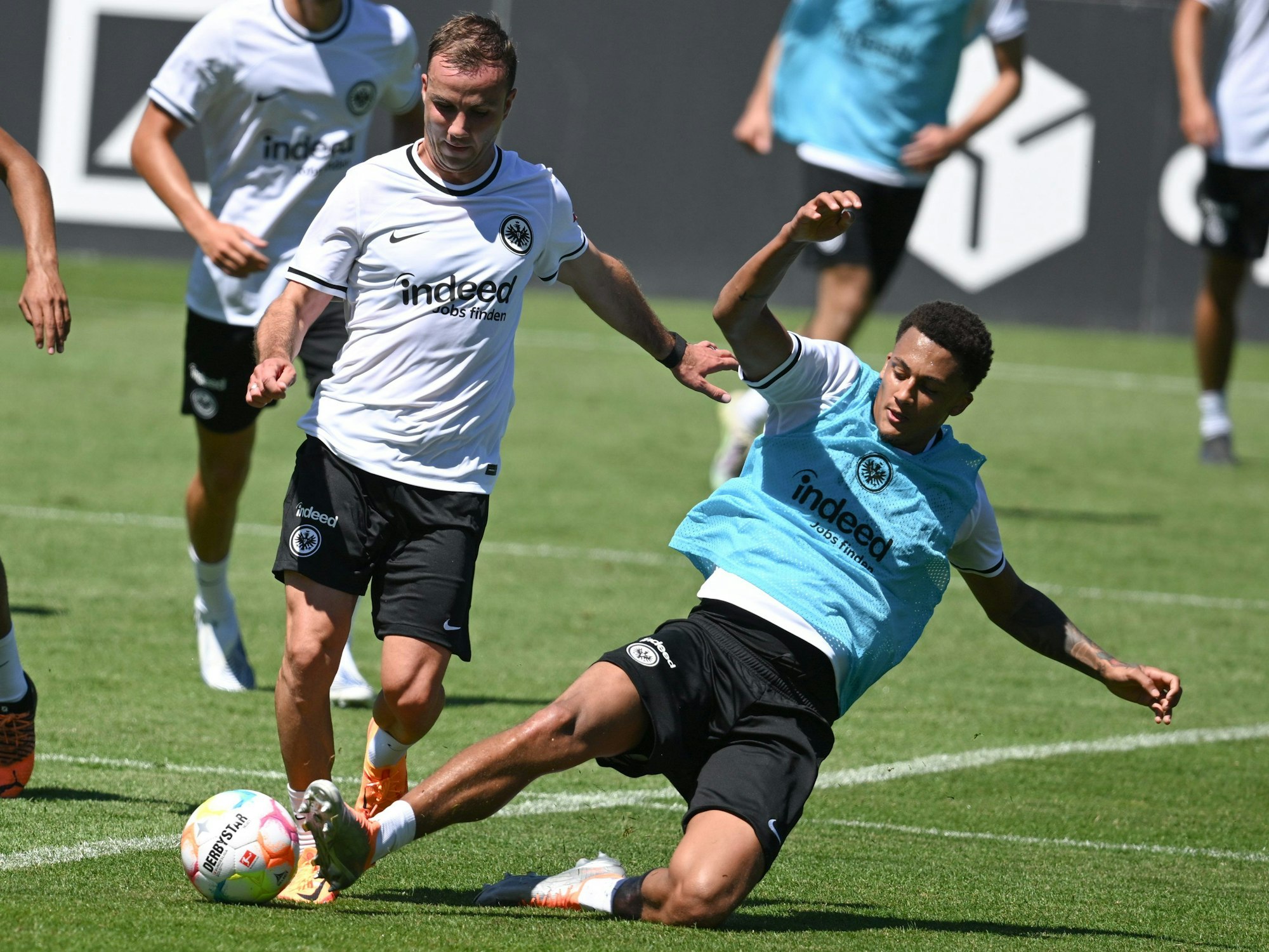 Neuzugang Mario Götze (l) und Lucas Silva Melo sind beim Trainingsauftakt von Eintracht Frankfurt am Stadion im Zweikampf.