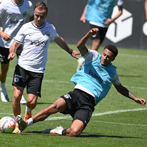 Neuzugang Mario Götze (l) und Lucas Silva Melo sind beim Trainingsauftakt von Eintracht Frankfurt am Stadion im Zweikampf.