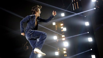 Der britische Musiker Harry Styles hüpft über die Bühne.