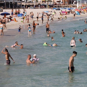 Menschen baden in großer Hitze am Strand bei Magaluf. Auf der spanischen Urlaubsinsel sind in diesen Tagen nicht nur der Sand und die Luft sehr heiß, sondern auch das Meerwasser erreicht ungewöhnlich hohe Temperaturen.