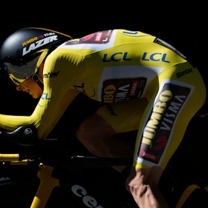 Jonas Vingegaard sitzt im Zeitfahren der Tour de France auf seinem Rad.