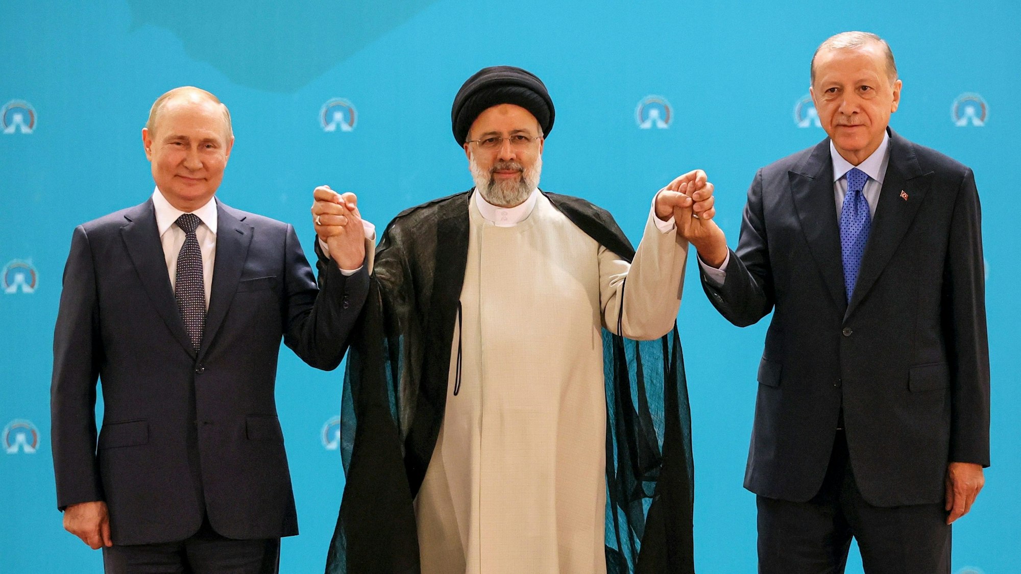 Der türkische Präsident Erdogan posiert mit Kreml-Chef Wladimir Putin und dem irakischen Staatsoberhaupt Ebrahim Raisi beim Gipfeltreffen in Teheran.