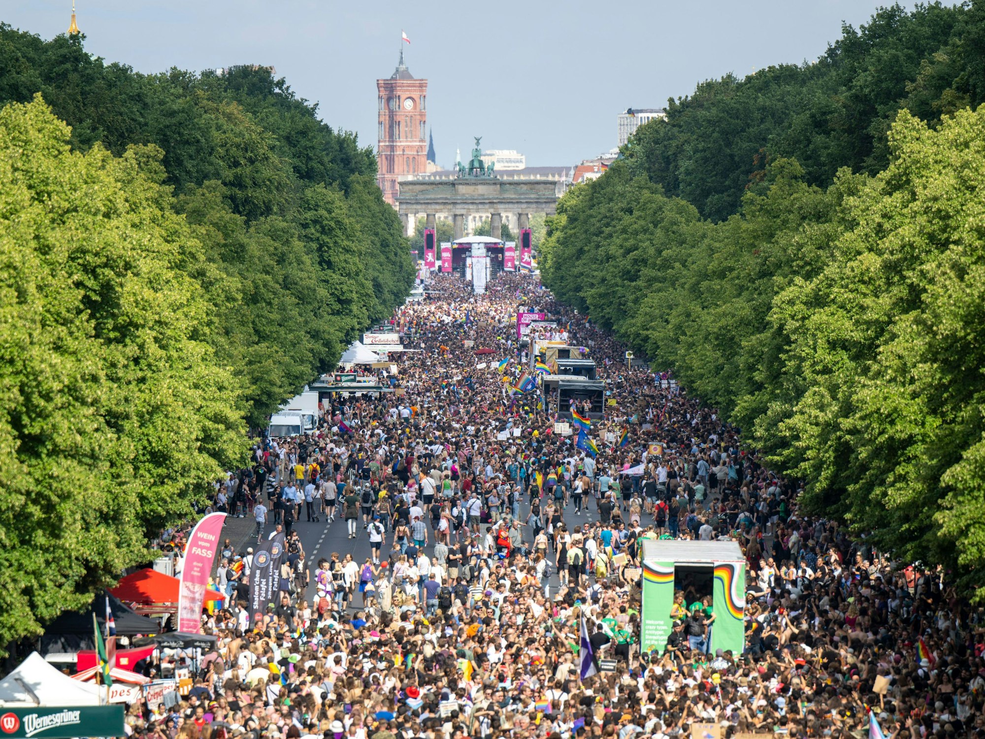 Der Zug des Berliner Christopher Street Day (CSD) zieht zum Brandenburger Tor.