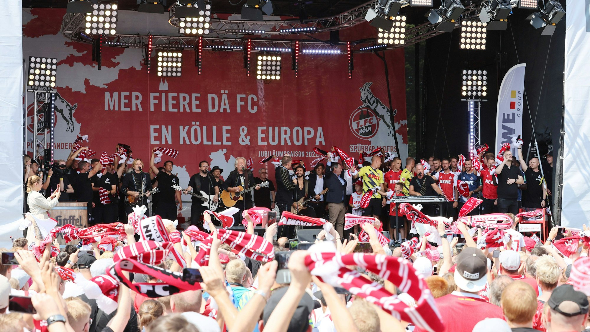 Mannschaft und Fans des 1. FC Köln sangen bei der Saisoneröffnung am Samstag (23. Juli 2022) gemeinsam mit den Höhnern die Hymne.