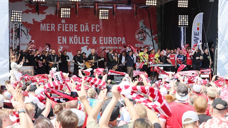 Mannschaft und Fans des 1. FC Köln sangen bei der Saisoneröffnung am Samstag (23. Juli 2022) gemeinsam mit den Höhnern die Hymne.