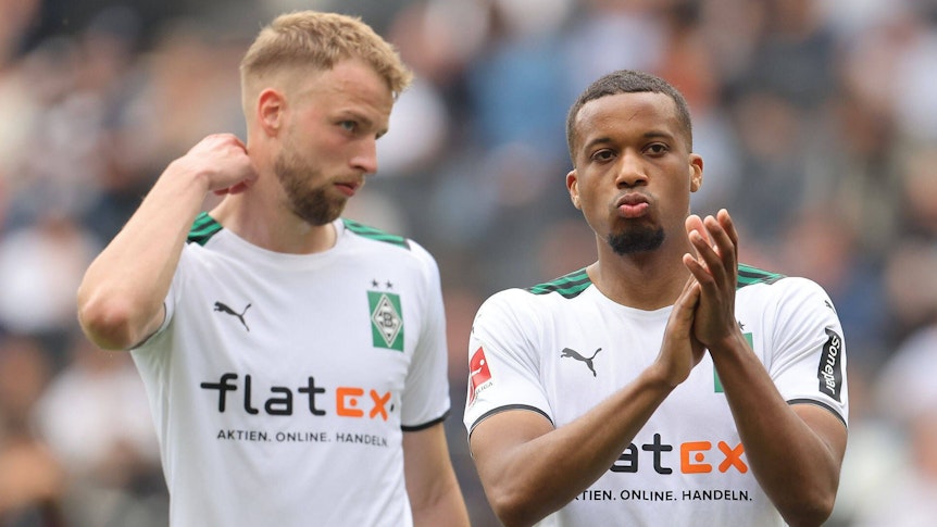 Marvin Friedrich (l.) und Alassane Plea (r.) von Borussia Mönchengladbach, hier nach einem Spiel am 8. Mai, verpassten am Samstag (23. Juli 2022) den letzten Test gegen Real Sociedad im Borussia-Park.