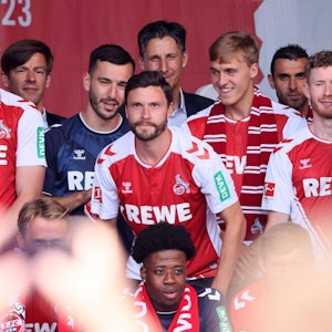 FC-Kapitän Jonas Hector (M.) und Stürmer Steffen Tigges (l.) mit ihren Teamkollegen bei der Saisoneröffnung des 1. FC Köln auf der Bühne.