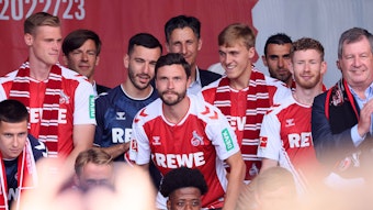FC-Kapitän Jonas Hector (M.) und Stürmer Steffen Tigges (l.) mit ihren Teamkollegen bei der Saisoneröffnung des 1. FC Köln auf der Bühne.