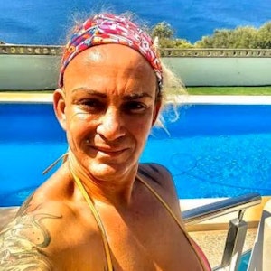 „Goodbye Deutschland“-Star Caro Robens zeigt sich in ihrer Mallorca-Finca extrem freizügig. Das Foto postete sie im August 2021 auf Instagram.