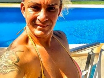 Goodbye Deutschland-Star Caro Robens, hier im August 2021, lächelt im Bikini in die Kamera.