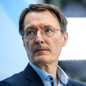 Karl Lauterbach (SPD), Bundesminister für Gesundheit, im Bundesgesundheitsministerium.