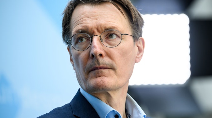 Karl Lauterbach (SPD), Bundesminister für Gesundheit, im Bundesgesundheitsministerium.