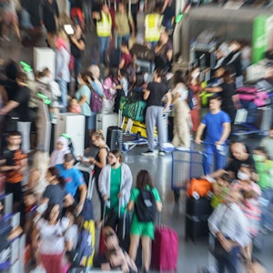 Zahllose Reisende warten im Terminal 1 des Frankfurter Flughafens am Check-In.