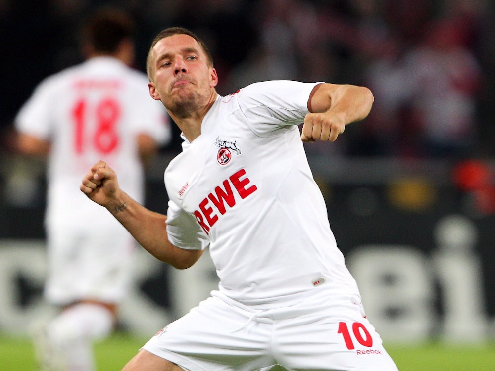 Lukas Podolski im weißen Trikot des 1. FC Köln hält nach seinem Tor die Faust.