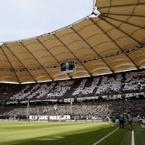 Abschied von Uwe Seeler: Ganz in Schwarz und mit einer großen Choreo verabschiedet das Volksparkstadion die HSV-Legende vor dem Heimspiel gegen Hansa Rostock.