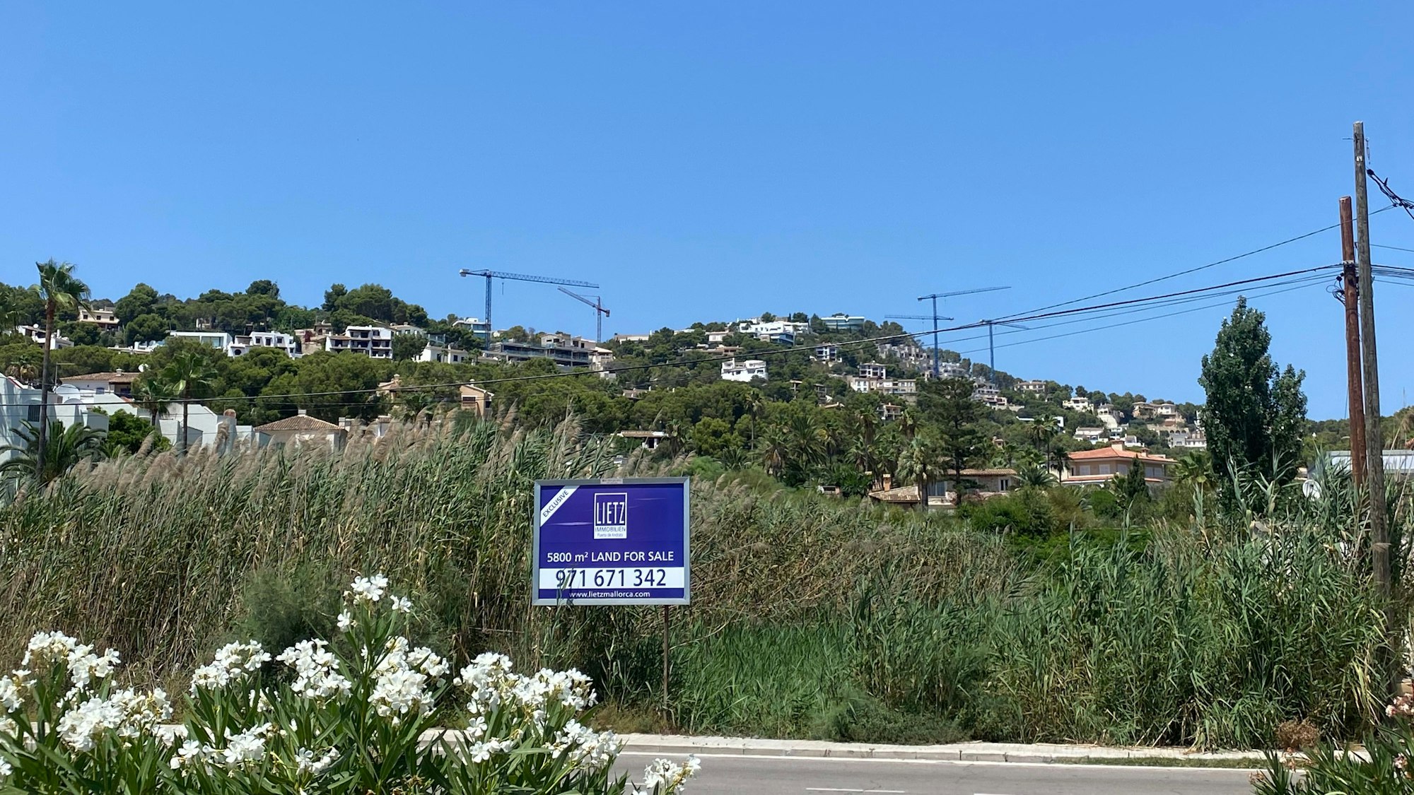 Das Schild einer Immobilienfirma in Port d’Andratx auf Mallorca