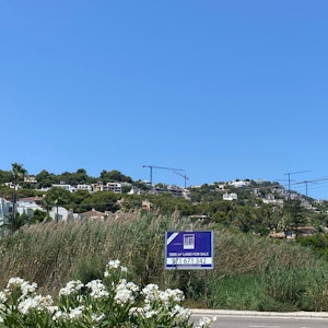 Das Schild einer Immobilienfirma in Port d’Andratx auf Mallorca