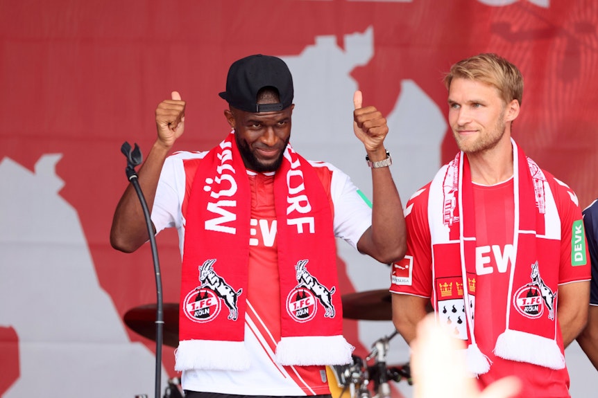 Anthony Modeste (l.) und Sturm-Kollege Sebastian Andersson bei der Saisoneröffnung des 1. FC Köln am 23. Juli 2022