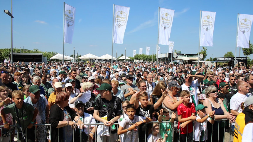 Zahlreiche Fans von Borussia Mönchengladbach feierten am Sonntag (24. Juli 2022) die Saisoneröffnung im Borussia-Park. Das Foto zeigt sie vor der Hauptbühne an der Nordtribüne versammelt.