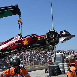 Der Ferrari von Charles Leclerc wird von einem Kran abtransportiert.