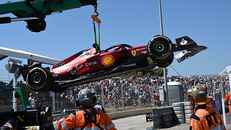 Der Ferrari von Charles Leclerc wird von einem Kran abtransportiert.