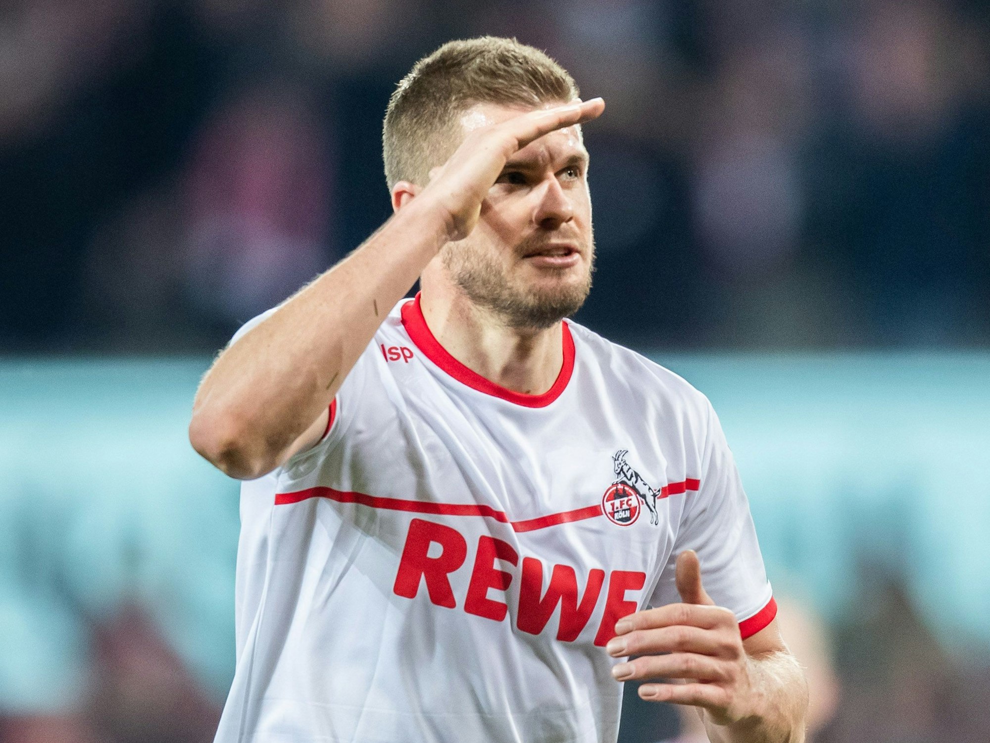 Simon Terodde salutiert nach seinem Tor für den 1. FC Köln.