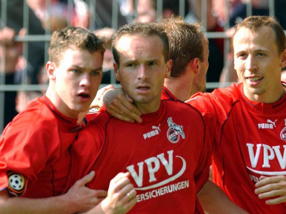 Dirk Lottner wird umringt von Hanno Balitsch (links) und Matthias Scherz (rechts).