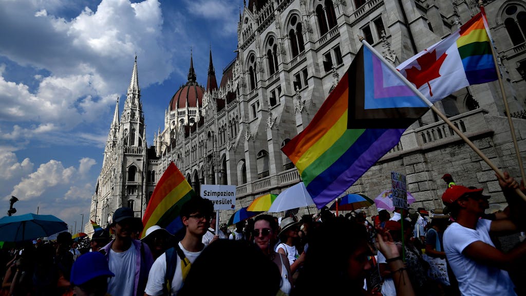Zahlreiche Menschen feiern den Pride-Marsch in Budapest.