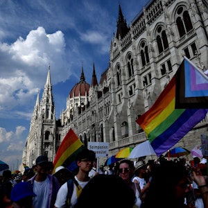 Zahlreiche Menschen feiern den Pride-Marsch in Budapest.