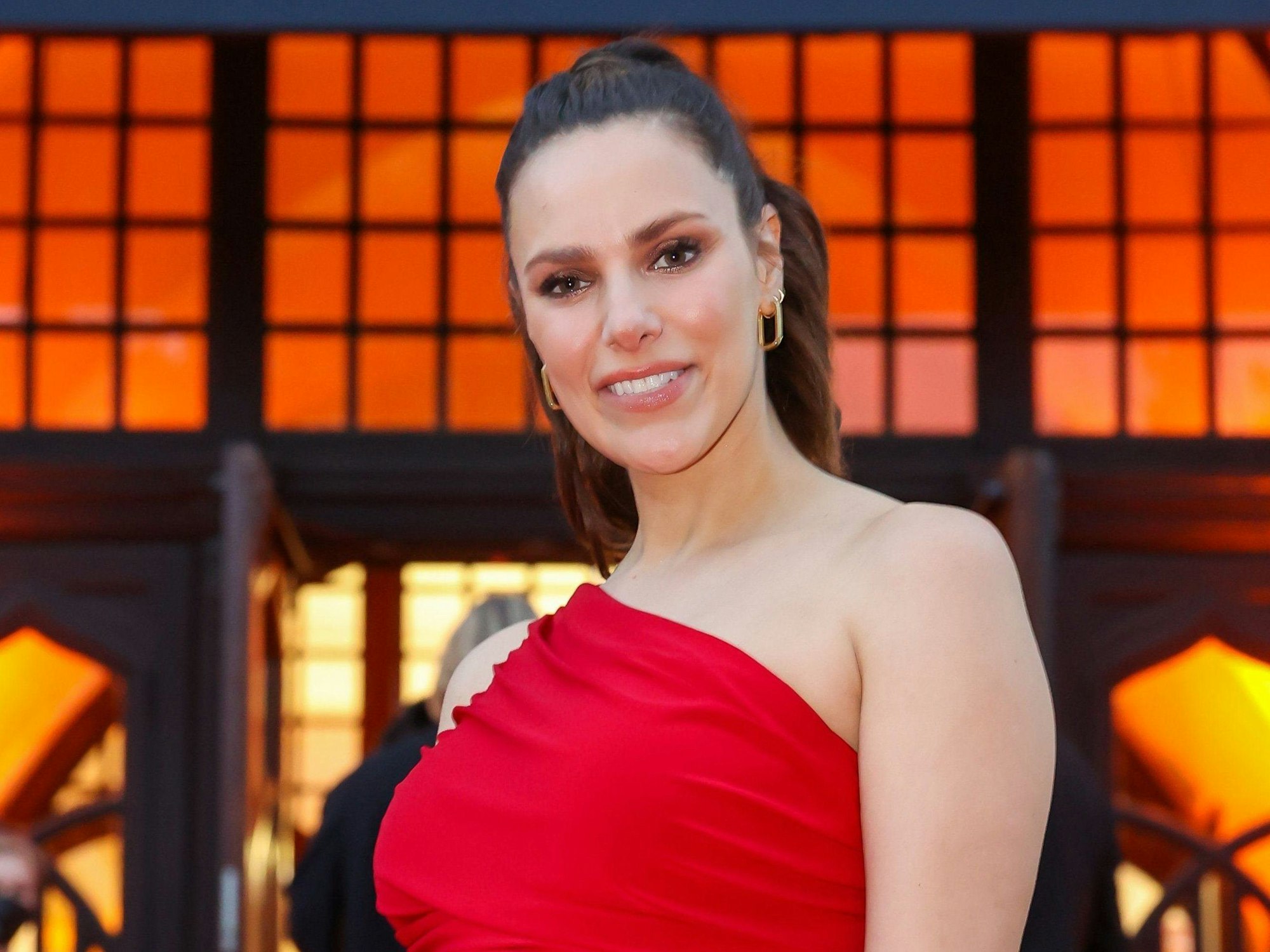 Esther Sedlaczek in einem roten Outfit zu Gast bei der Verleihung der Goldenen Henne 2021