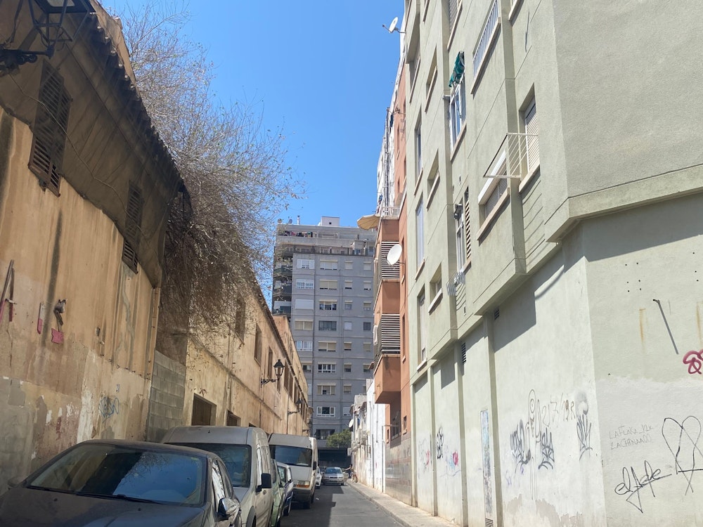 Heruntergekommenes Viertel: Am Ende der Straße ist ein einfacher Wohnblock in „La Soledat“ zu erkennen.