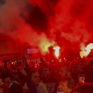 Fans des Erstligisten CA Independiente Avellaneda protestieren gegen ihre Vereinsführung. Später mündete der Protest in gewalttätige Auseinandersetzungen mit der Polizei.