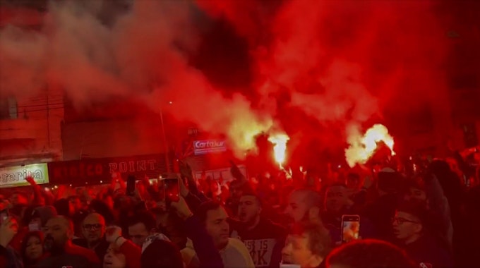 Fans des Erstligisten CA Independiente Avellaneda protestieren gegen ihre Vereinsführung. Später mündete der Protest in gewalttätige Auseinandersetzungen mit der Polizei.