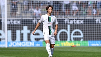 Ko Itakura beim Testspiel von Borussia Mönchengladbach gegen Real Sociedad San Sebastian am 23. Juli 2022 im Borussia-Park. Itakura stoppt den Ball mit dem rechten Fuß.