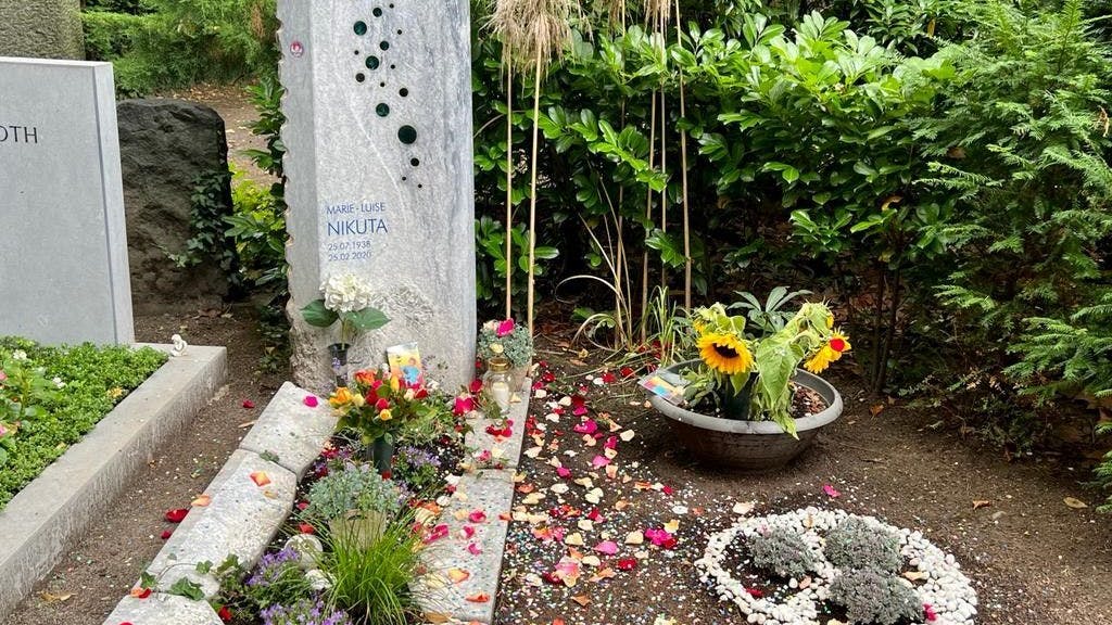Das Grab von Marie-Luise Nikuta am 25. Juli 2022: Zu ihrem Geburtstag wurde es mit Rosenblättern und Konfetti bestreut.