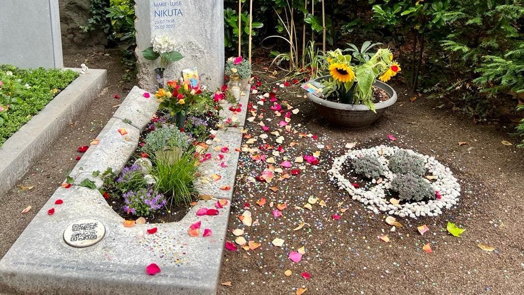 Das Grab von Marie-Luise Nikuta am 25. Juli 2022: Zu ihrem Geburtstag wurde es mit Rosenblättern und Konfetti bestreut.