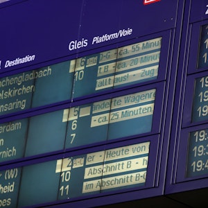 Eine Anzeigetafel am Kölner Hauptbahnhof, auf der zahlreiche Bahnausfälle aufgelistet sind.