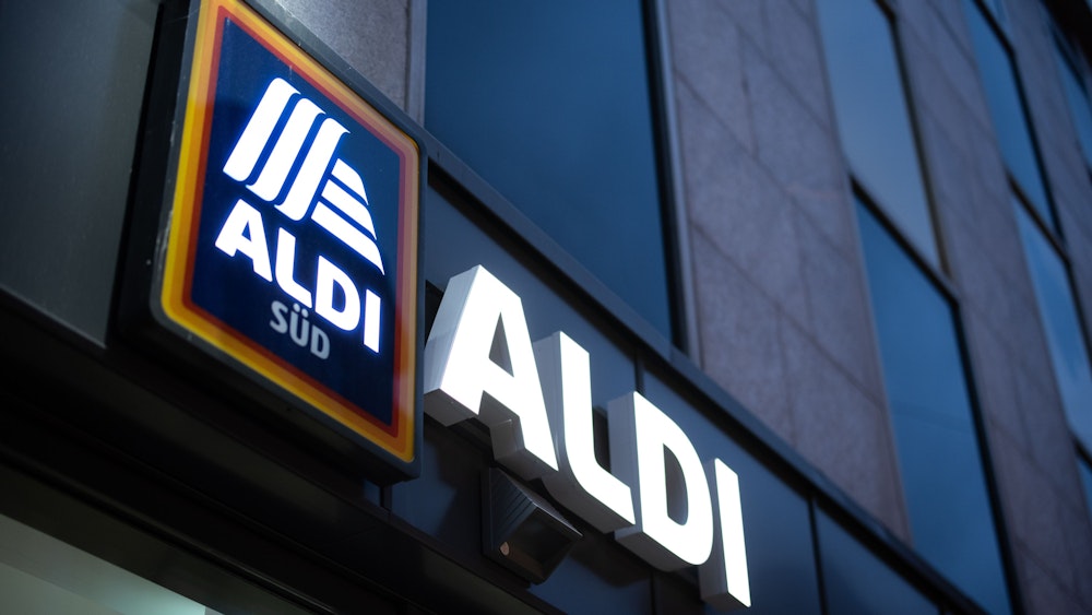 Das Logo einer Aldi Süd Filiale in einer Fußgängerzone der Düsseldorfer Innenstadt. Aldi sorgt derzeit mit einem neuen Gutschein für Aufsehen.