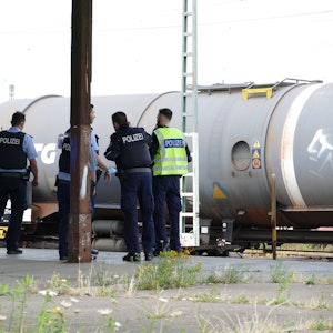 Polizisten stehen an den Gleisen in Troisdorf bei Köln. Ein Kind war auf einen abgestellten Zugwaggon geklettert und hatte einen Stromschlag erlitten. Einen ähnlichen Vorfall gab es jetzt in Düren.