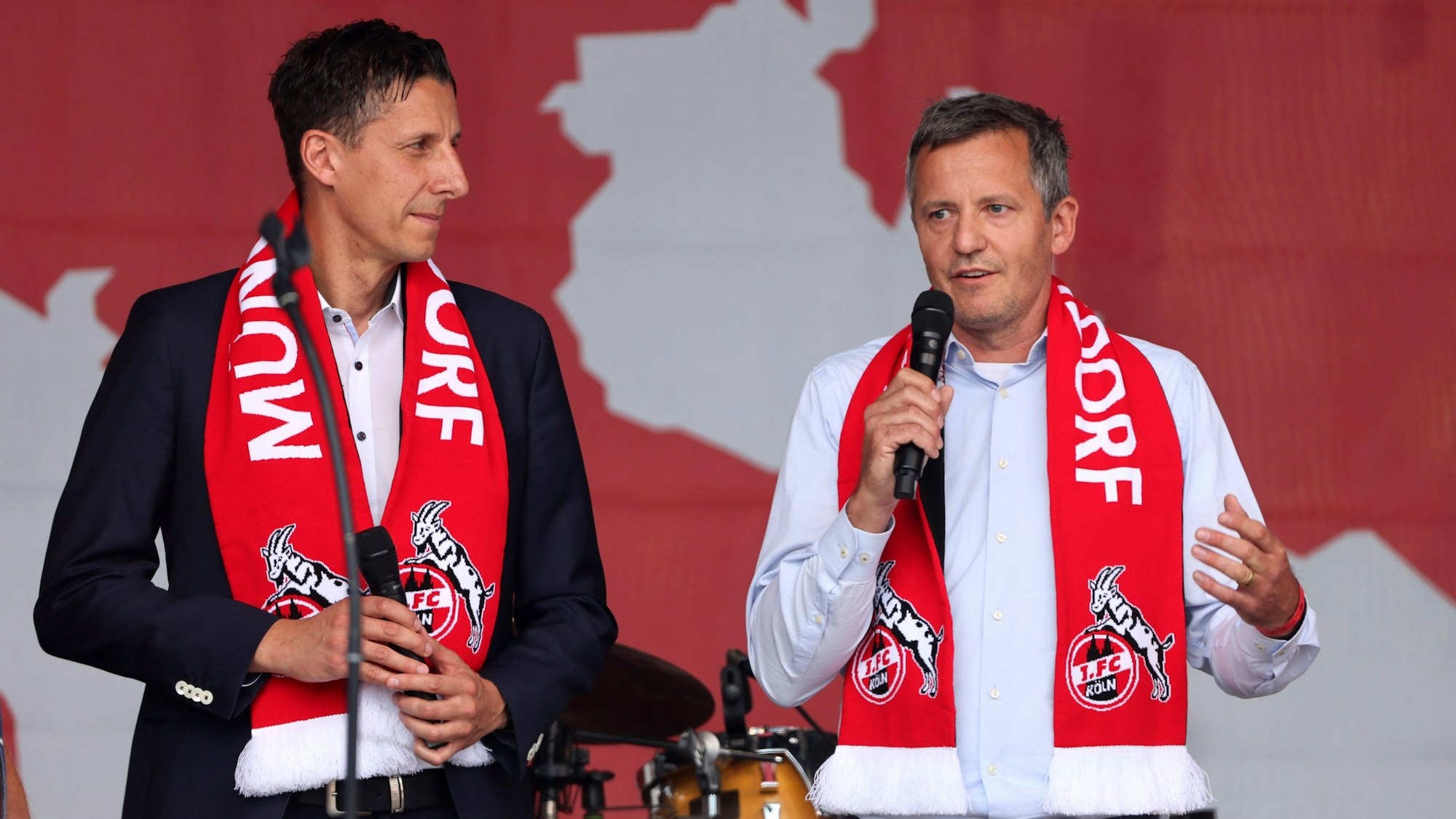 Die Geschäftsführer des 1. FC Köln, Christian Keller (l.) und Philipp Türoff, bei der Saisoneröffnung auf den Stadionvorwiesen am 23. Juli 2022