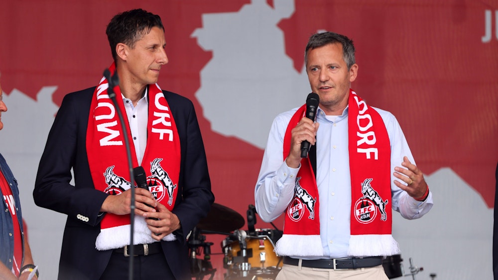 Die Geschäftsführer des 1. FC Köln, Christian Keller (l.) und Philipp Türoff, bei der Saisoneröffnung auf den Stadionvorwiesen am 23. Juli 2022