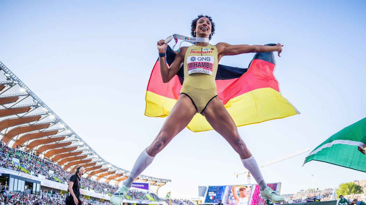 Malaika Mihambo jubelt nach ihrem Sieg bei der Leichtathletik-WM in Eugene mit der Goldmedaille. Die Titelverteidigerin gewann am 24. Juli 2022 erneut im Weitsprung.