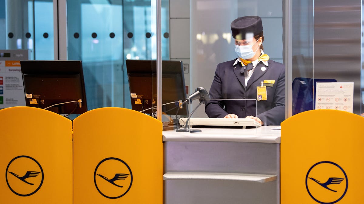 Verdi ruft das Lufthansa-Bodenpersonal zu einem eintägigen Warnstreik auf. Eine Mitarbeiterin von Lufthansa bereitet an einem Gate am Flughafen München das Boarding für einen Flug vor.