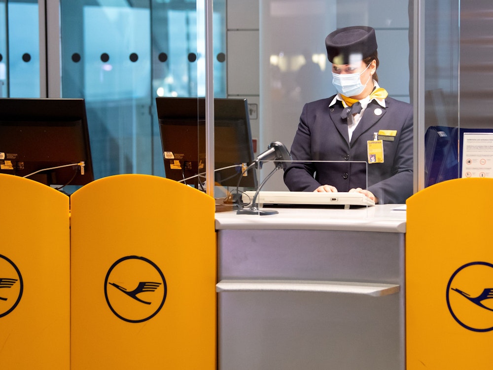 Eine Mitarbeiterin von Lufthansa bereitet an einem Gate am Flughafen München das Boarding für einen Flug vor. Dieses Foto wurde am 25. Juli 2022 aufgenommen.