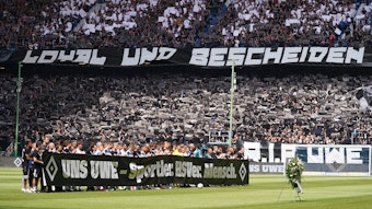 Fußballer und Fans halten bei der stilvollen Abschieds-Zeremonie für Uwe Seeler beim HSV-Heimspiel gegen Hansa Rostock Banner und Plakate hoch.