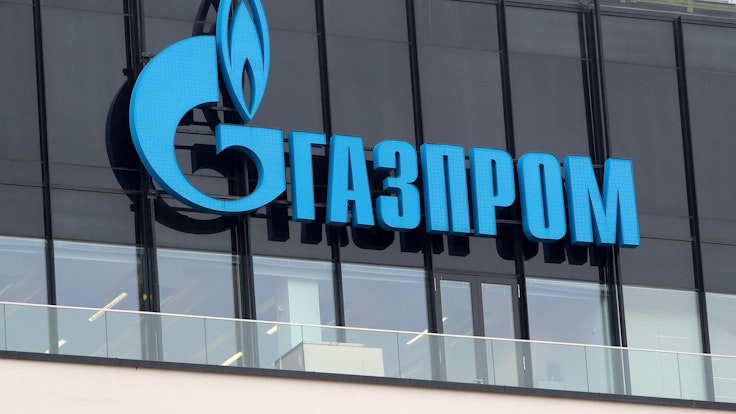 Das Gazprom-Logo ist im März 2022 an einer Niederlassung des russischen Staatskonzerns in St. Petersburg zu sehen.